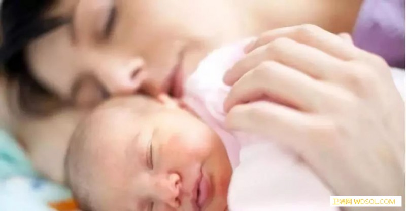 新生儿应该和妈妈睡吗_喂奶-哭闹-几个月-妈妈-