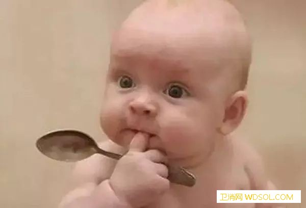 宝宝是先喝奶还是先吃辅食_生长发育-肉类-固体-辅食-