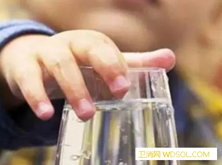 宝宝不喝水有什么危害!宝宝不爱喝水怎么办?_感兴趣-喝水-降低-宝宝- ()