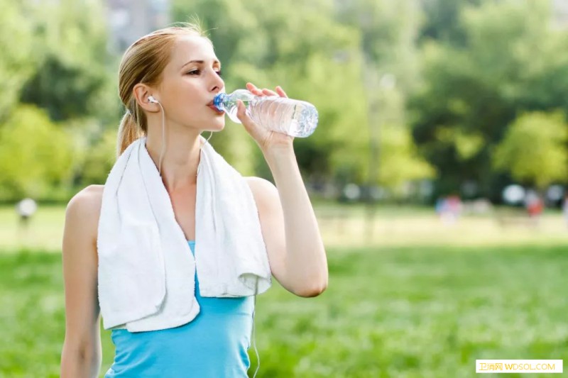 如何选择正确的喝水方式？_会对-肾脏-喝水-伤害-
