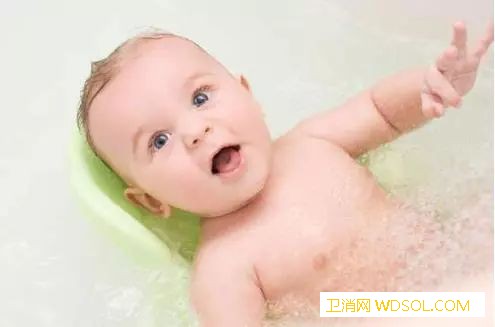 冬天给婴儿洗澡要注意这些细节！_水温-湿疹-婴儿-洗澡-