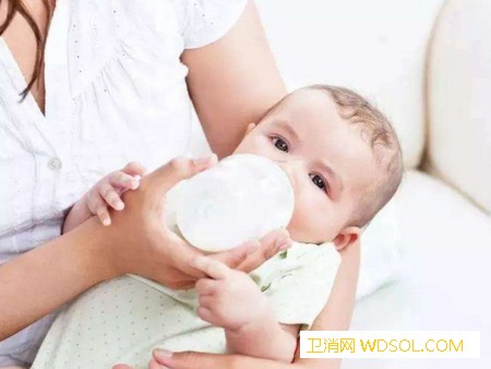 怎样才能防止宝宝吐奶呢？_份量-奶汁-喂奶-仰卧-
