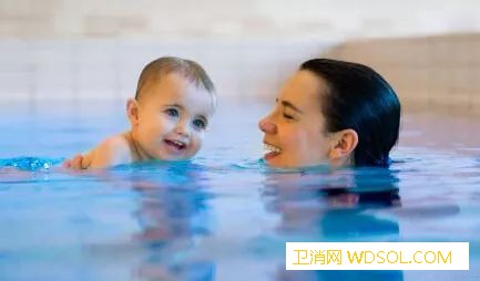 婴儿游泳的5大好处_脐带-平衡觉-婴儿-游泳-