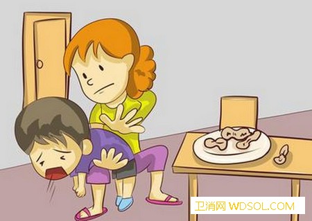 孩子不慎被食物噎到该怎么办_坚果-异物-吐出-花生-