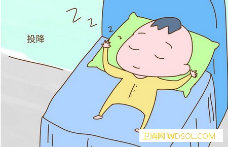 宝宝睡觉喜欢举着手是怎么回事_还会-睡姿-投降-纠正-