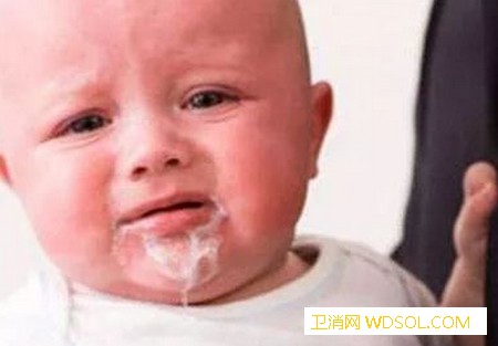宝宝为啥会吐奶？_喂奶-吃奶-姿势-妈妈-