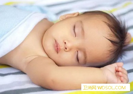 宝宝喜欢把手伸出来睡觉的原因有哪些_睡姿-投降-胳膊-伸出-