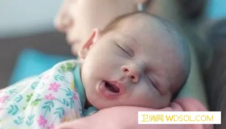 宝宝喜欢抱着睡的原因_抱着-哭闹-睡得-妈妈-