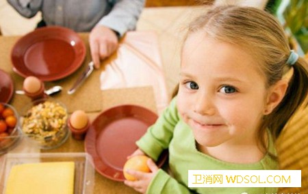 如何让孩子养成吃饭的习惯？_挑食-厌食-吃饭-父母-