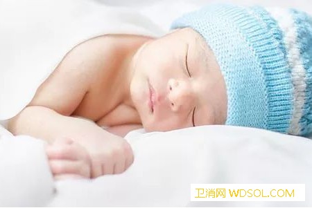 怎么叫醒宝宝如何避免弄哭他？_喂奶-叫醒-嘴唇-吃奶-