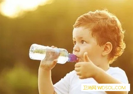 宝宝吃饭的时候需要喝水吗_升水-胃液-咀嚼-喝水-
