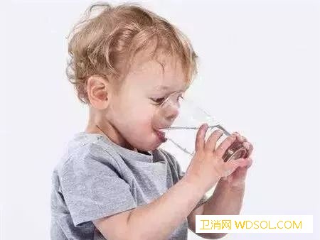 如何知道宝宝缺水了呢？_尿液-缺水-水分-喝水-
