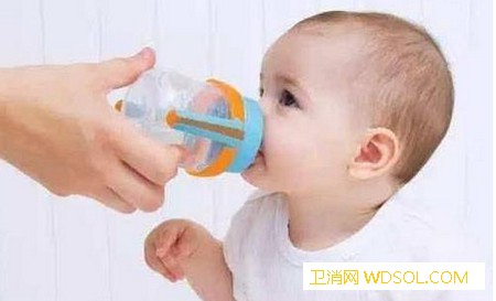 宝宝什么时候该喝水喝多少水？_尿液-凹陷-缺水-喝水-