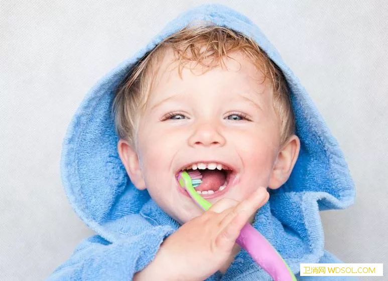 如何让宝宝学会如何正确刷牙？_乳牙-牙刷-刷牙-牙齿-