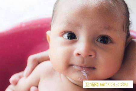 如何区分宝宝吐奶和呕吐？_食管-奶嘴-喂奶-呕吐-