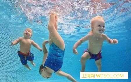带新生宝宝游泳需要注意什么_运动量-水中-游泳-家长-