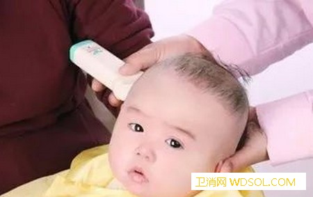 宝宝满月后应该剃胎毛吗？_胎毛-头发-长得-洗头-