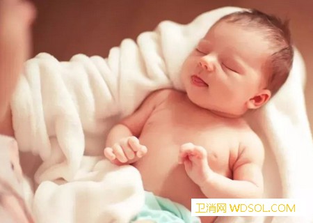 新生儿擦身体的4个好处_羊水-分娩-护士-出生-