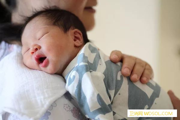 春节如何让宝宝睡个安稳觉？_鞭炮声-被子-睡眠-感到-