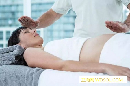 职场准妈妈午睡秘诀_职场-午睡-胎儿-趴在-