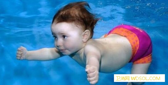为什么宝宝游泳要穿防水纸尿裤？_吸水-防水-婴儿-游泳-