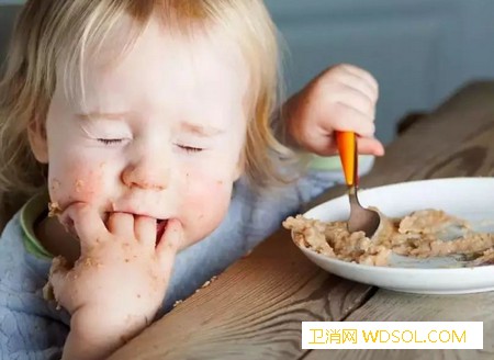 影响孩子吃饭的3件事_追着-吃饭时-边吃-吃零食-