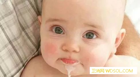 如何判断宝宝吐奶是否正常？_喂食-呕吐-吃奶-婴儿-