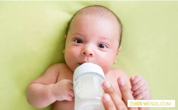 宝宝多大就该丢奶瓶了？_奶嘴-奶瓶-躺着-杯子-