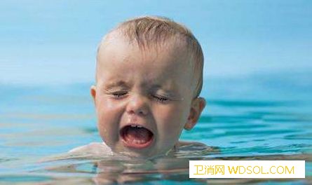 宝宝游泳时耳朵进水怎么办？_外耳道-耳部-进水-婴儿-