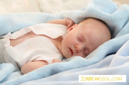 宝宝这5种睡觉方式对健康不利！_俯卧-乳头-含着-睡觉-