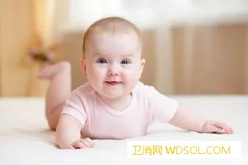 如何照顾好月子里的宝宝？_哭闹-腿上-头部-婴儿-
