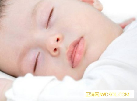 宝宝睡觉总是爱举着双手的原因_睡姿-投降-双手-睡觉-
