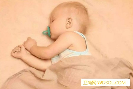 影响宝宝颜值的3个睡眠坏习惯_长牙-奶头-头型-脸型-