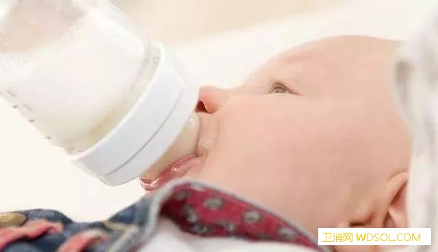 宝宝呛奶怎么处理_流进-食道-肺部-进食-