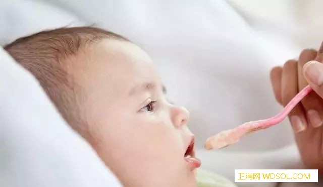 过度喂养的新生儿有哪些表现？_看着-喂养-表现-宝宝-