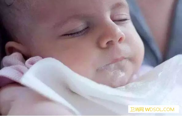 宝宝呛奶窒息怎么急救_奶水-喂奶-流出-窒息-