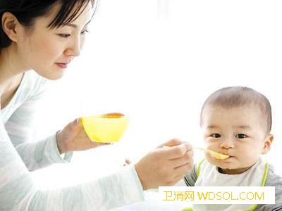 宝宝吃辅食用勺子喂合适吗_勺子-锻炼-合适-食物-