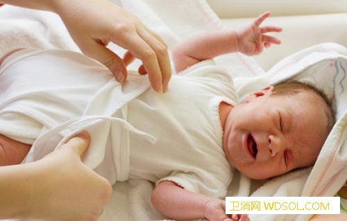 新生儿睡觉哭闹只能哄吗_哭闹-婴幼儿-睡眠-晚上-