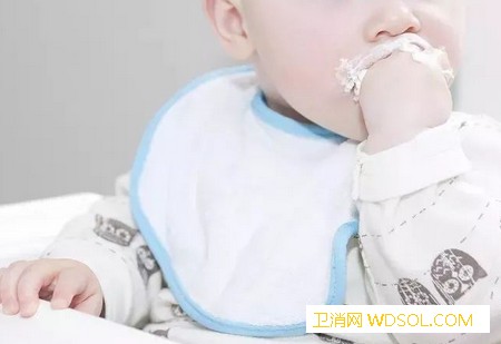 宝宝总吃手要注意什么_嘴里-探索-东西-妈妈-