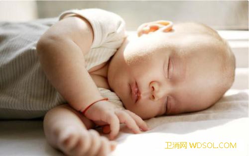 宝宝的错误睡姿真的影响发育吗_睡姿-姿态-呼吸-娃娃-