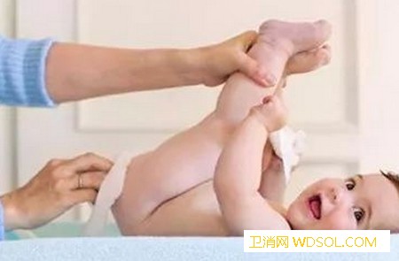 给宝宝用纸尿裤注意事项_肚脐-尿尿-屁股-宝宝-