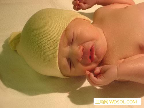 新生儿出生第一天要怎么护理_脐带-菁菁-维生素-出生-