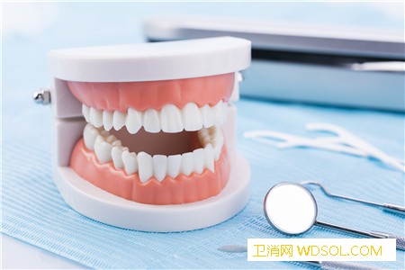 熬夜会导致牙龈出血吗牙龈出血怎么办呢？_皮质醇-牙龈-刷牙-熬夜-