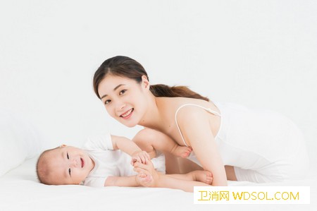 给新生儿拍嗝很费力？_胃部-躺在-趴在-家长-