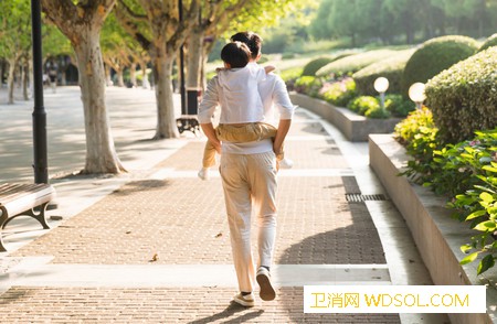 宝宝为什么就爱揪妈妈的头发_头发-陪他-注意力-表达-