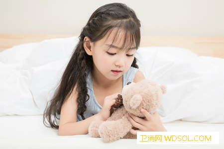 宝宝总保持投降式睡姿是怎么回事_举高-尤其是-睡姿-胎儿-