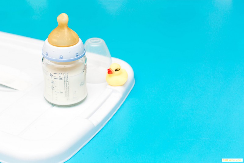 宝宝夏天可以喝凉奶吗_冲泡-奶瓶-加水-气泡-