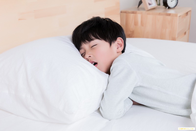 孩子睡眠不足的危害_生长激素-充足-睡眠不足-危害-
