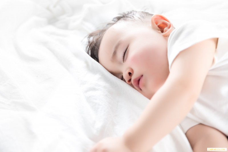 痱子粉对宝宝的危害该如何避免_痱子粉-铅中毒-痱子-尿布-