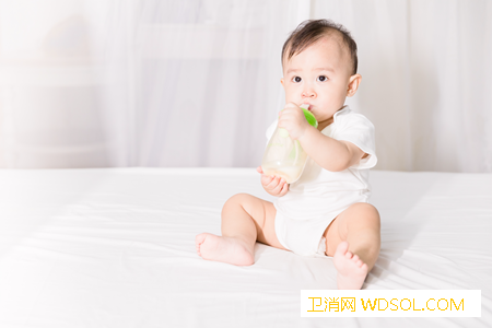 宝宝喝哪些饮料会伤害到脾胃_脾胃-碳酸-果汁-饮料-